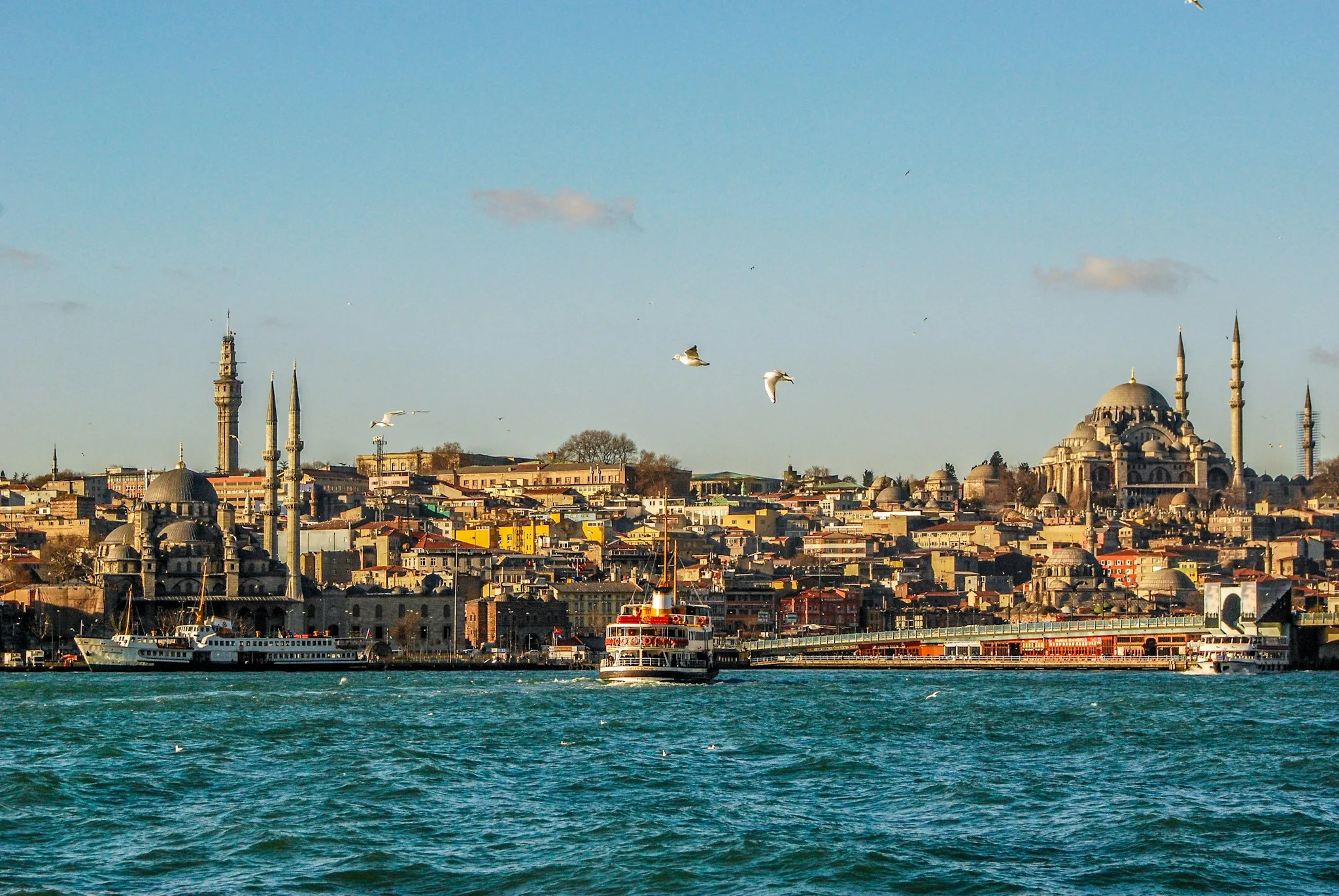 İstanbul Boğazı ve Eminönü silüeti